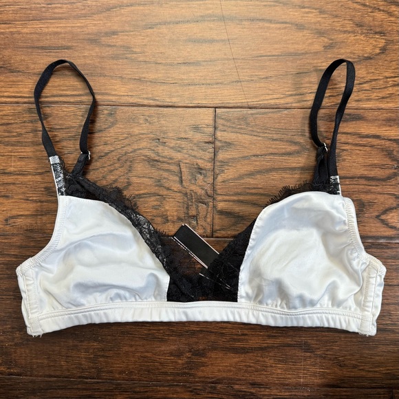 Victoria’s Secret white & black lace un-padded light support bralette - Picture 1 of 3